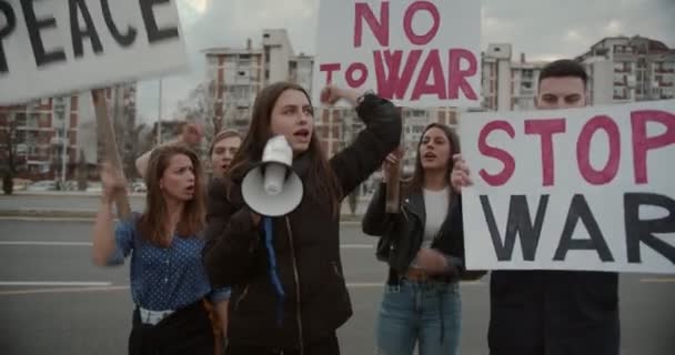 Антивоенные Протесты Остановить Войну Украине Протестующие Протестуют Поддерживают Мир Всем — стоковое видео
