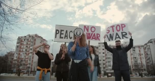 Protestas Contra Guerra Para Detener Guerra Ucrania Manifestantes Protestando Dando — Vídeos de Stock
