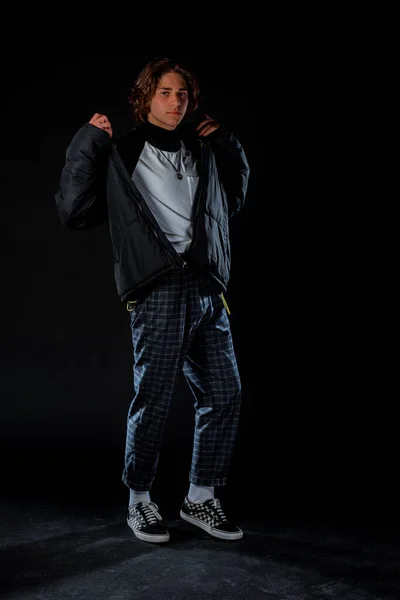 Stijlvolle Fashion Guy Poseren Tegen Donkere Achtergrond — Stockfoto