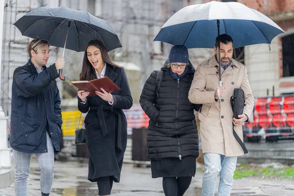 Τέσσερις Καταπληκτικοί Και Όμορφοι Επιχειρηματίες Μιλάνε Και Περπατούν Μαζί Στη — Φωτογραφία Αρχείου