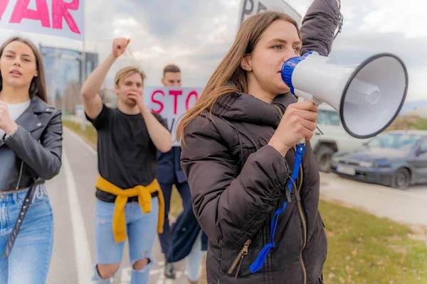 Grupa Młodych Ludzi Protestuje Chodzi Krzycząc — Zdjęcie stockowe