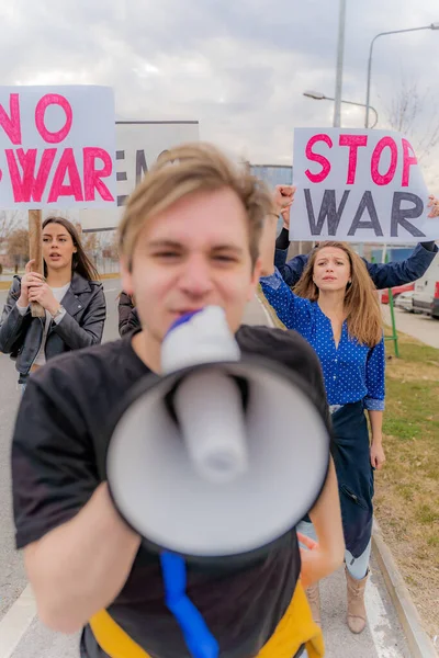 Группа Людей Протестует Против Войны Избирательный Фокус — стоковое фото