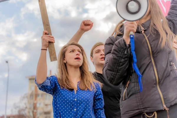 Grupa Młodych Ludzi Krzyczy Protestuje Razem Ulicy Stojąc Bliska — Zdjęcie stockowe