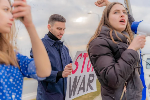 Grupa Młodych Ludzi Protestuje Znakami Zewnątrz — Zdjęcie stockowe