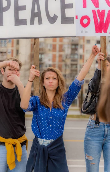 Grupa Pięknych Młodych Ludzi Krzyczy Protestuje Razem — Zdjęcie stockowe