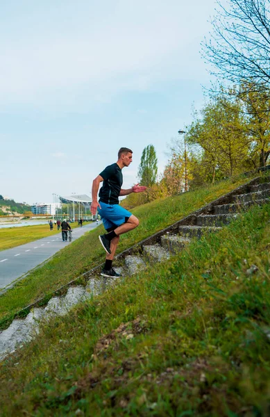 Sportlicher Junger Mann Sportbekleidung Joggen Freien Auf Der Stadttreppe Sport — Stockfoto