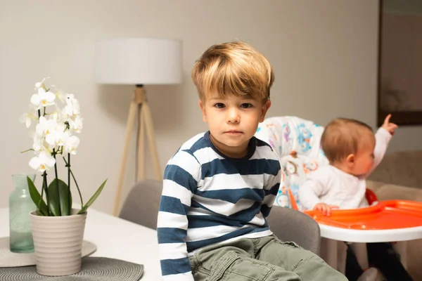 Schattige Jonge Broer Zit Kijkt Niet Naar Zijn Kleine Zusje — Stockfoto