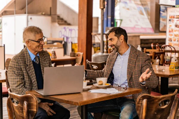 Δύο Ανώτεροι Επιχειρηματίες Μιλάνε Και Χαμογελούν Ενώ Κάθονται Στο Καφέ — Φωτογραφία Αρχείου