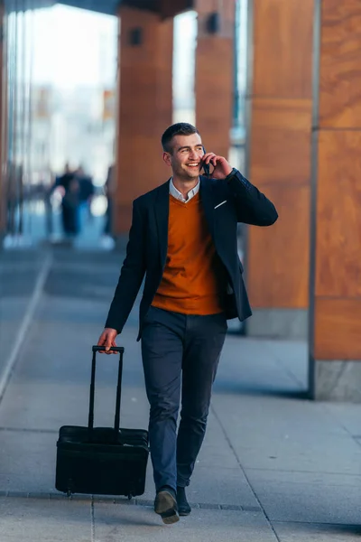 Junger Geschäftsmann Läuft Beim Telefonieren Durch Einen Bahnhof Und Zieht — Stockfoto