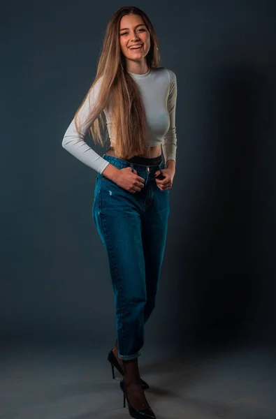 Beyaz Bluz Kot Pantolon Giyen Modern Bir Kızın Vücut Fotoğrafı — Stok fotoğraf