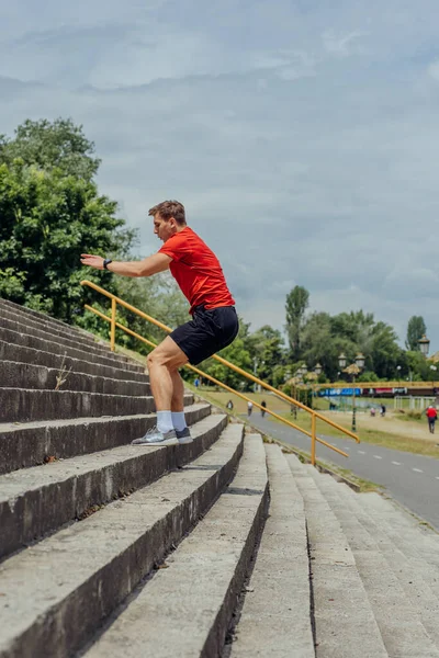 Widok Boku Zdjęcie Aktywnego Sportowca Skaczącego Schodach Trening Świeżym Powietrzu — Zdjęcie stockowe