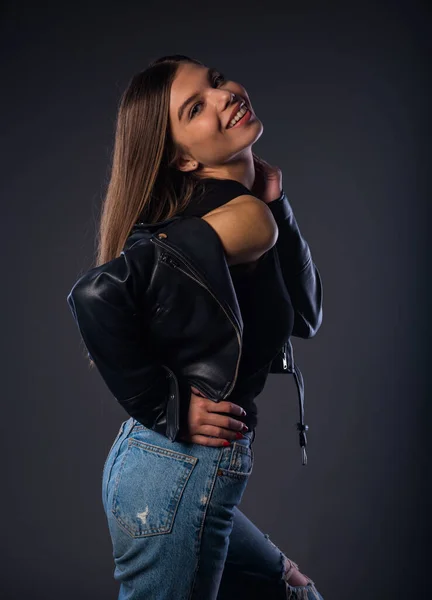 Körperbild Einer Stilvollen Frau Die Schwarzer Lederjacke Posiert — Stockfoto