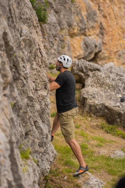 Yakışıklı Formda Bir Adam Üzerinde Ekipman Olmadan Tırmanmaya Çalışıyor — Stok fotoğraf