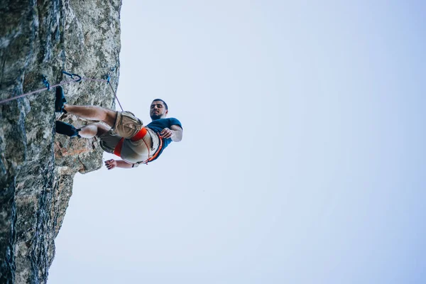 Young Male Rock Climber Challenging Route Cliff — Stock Photo, Image