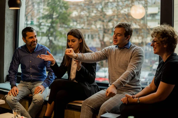 Bir Grup Harika Adamı Kafede Konuşuyor Birlikte Gülüyorlar — Stok fotoğraf
