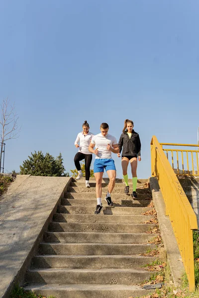 Tres Amigos Atractivos Sorprendentes Están Corriendo Las Escaleras —  Fotos de Stock