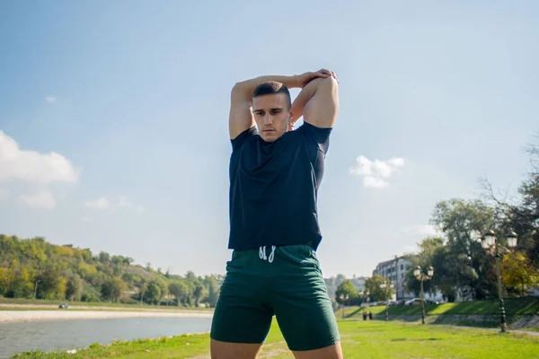Çekici Yakışıklı Adam Nehir Kıyısındaki Eğitiminden Önce Isınıyor Egzersiz Yapıyor — Stok fotoğraf