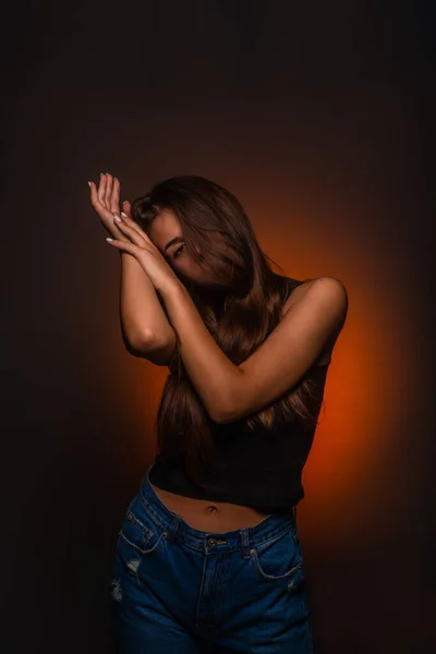 Attractive Beautiful Girl Psoing Studio While Leaning Her Arms — Stock Photo, Image