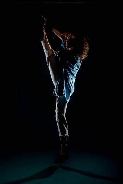 Caucasian Female Dancer Exercising Contemporary Dancing Dark Wall — Stock Photo, Image