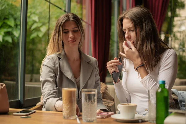 Twee Aantrekkelijke Mooie Zussen Proberen Iets Tijdens Schemering Het Restaurant — Stockfoto