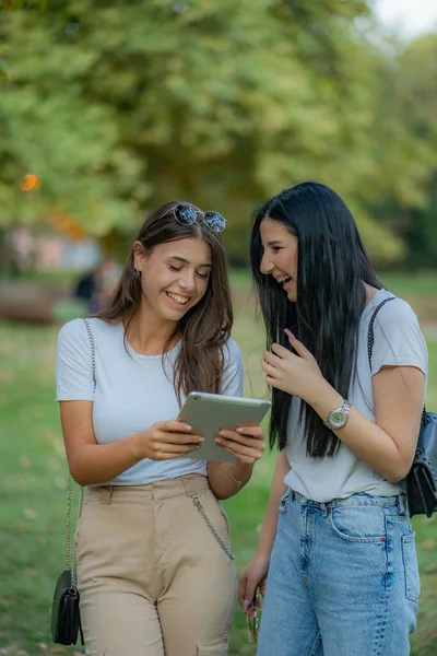 Dois Incríveis Melhores Amigas Estão Sorrindo Vídeo Que Acabaram Ver — Fotografia de Stock