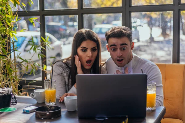 Nettes Paar Schaut Überrascht Auf Seinen Laptop Während Einem Städtischen — Stockfoto