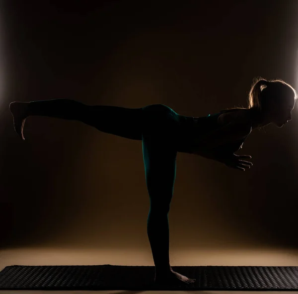 Siluet Menarik Dan Gadis Cantik Berdiri Dalam Pose Yoga — Stok Foto