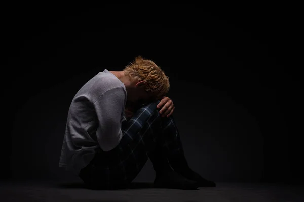 Грустный Подавленный Мальчик Сидит Земле Плачет Одиночестве — стоковое фото