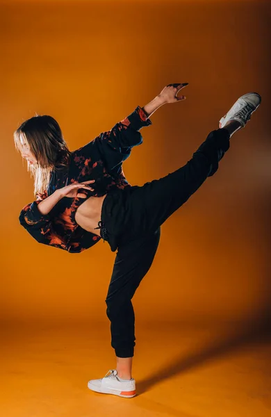 Jeune Femme Élégante Pratiquant Des Poses Danse Style Moderne — Photo