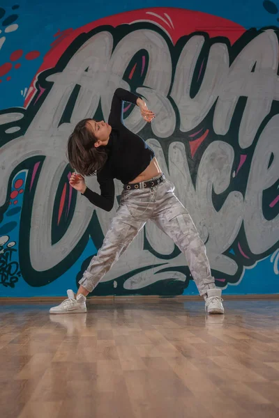 Aantrekkelijke Jonge Vrouw Doet Breakdance Bewegen Graffiti Achtergrond — Stockfoto