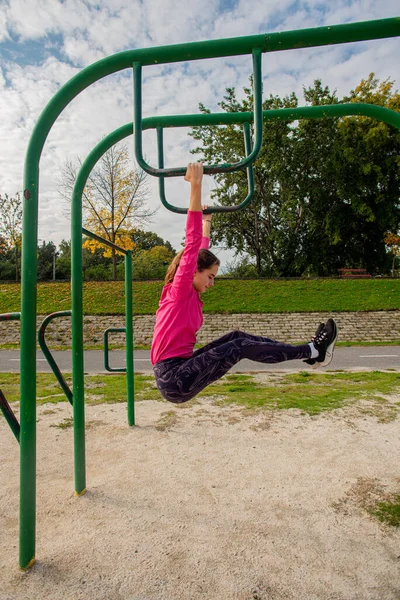 Attractive Beautiful Fit Girl Working Out Her Abs Training Bars — Stock Photo, Image