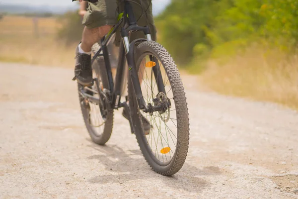 Közelkép Bicikli Gumikról Miközben Egy Jóképű Srác Biciklizik — Stock Fotó