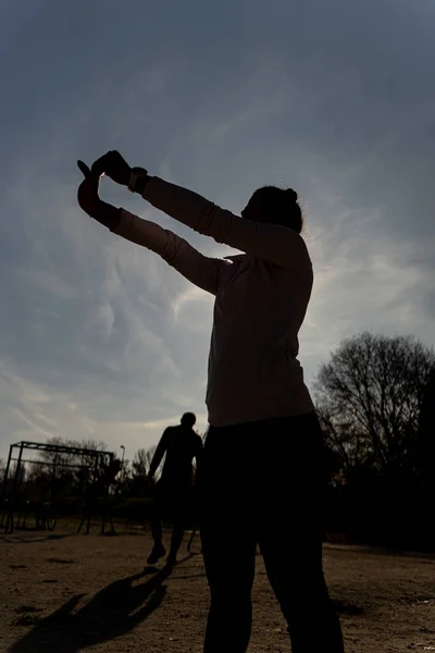 シルエットのA素晴らしいですそして魅力的な女の子ストレッチ彼女の手 — ストック写真