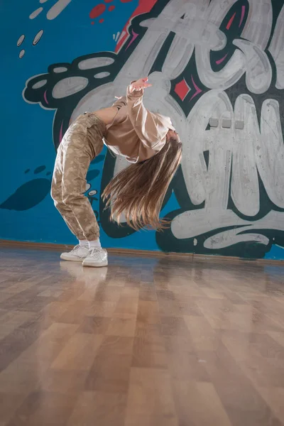 Joven Hermosa Bailarina Posando Fondo Del Estudio —  Fotos de Stock