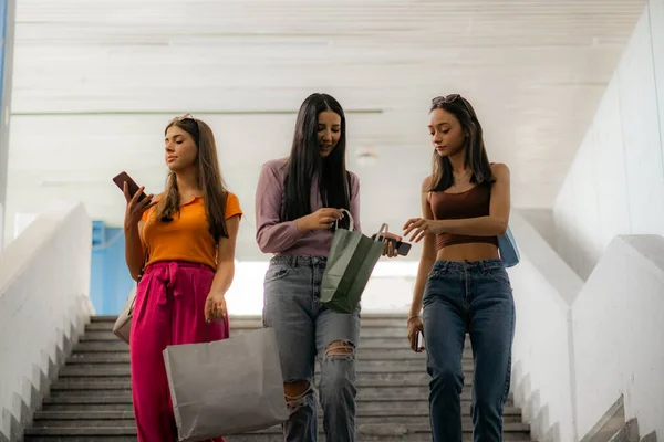 Menina Atraente Está Olhando Para Coisas Que Seus Amigos Compraram — Fotografia de Stock