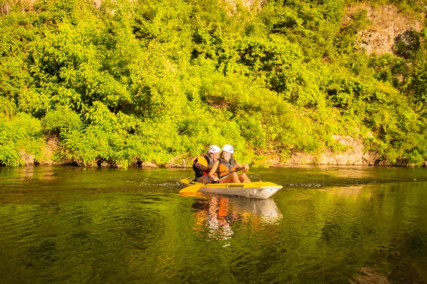 Pareja Kayak Solo Mientras Intenta Mantenerse Día Con Resto Del —  Fotos de Stock