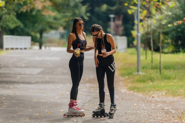 Дві Жінки Спортивному Одязі Катаються Роликах Парку Сонячну Погоду — стокове фото