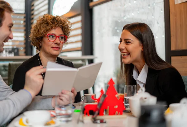 Knappe Aantrekkelijke Jonge Zakenman Toont Plannen Ideeën Terwijl Hij Glimlacht — Stockfoto