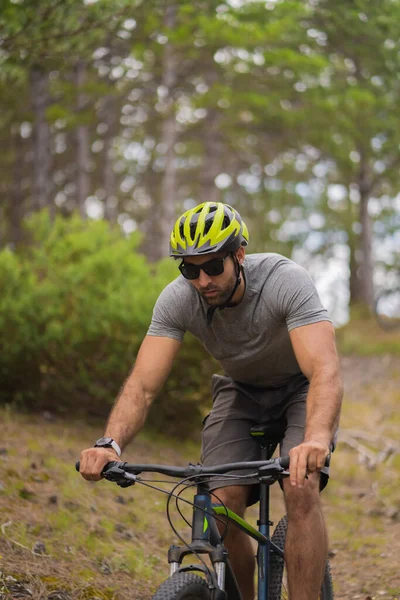 Porträt Eines Gutaussehenden Und Fitten Typen Auf Seinem Fahrrad — Stockfoto