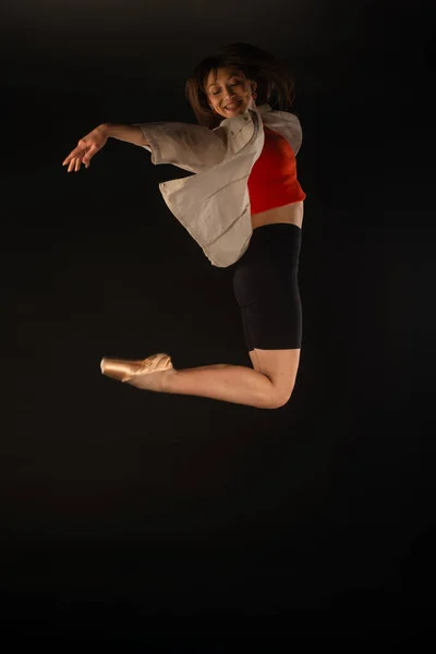 Ballerina Sta Sorridendo Saltando Mentre Posa Aria — Foto Stock