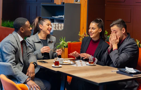 Groep Van Multiraciale Zakenmensen Lachen Samen Terwijl Zaak Praten — Stockfoto