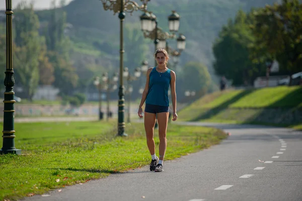 Ελκυστική Και Όμορφη Κοπέλα Ετοιμάζεται Για Τρέξιμο Στην Πίστα — Φωτογραφία Αρχείου