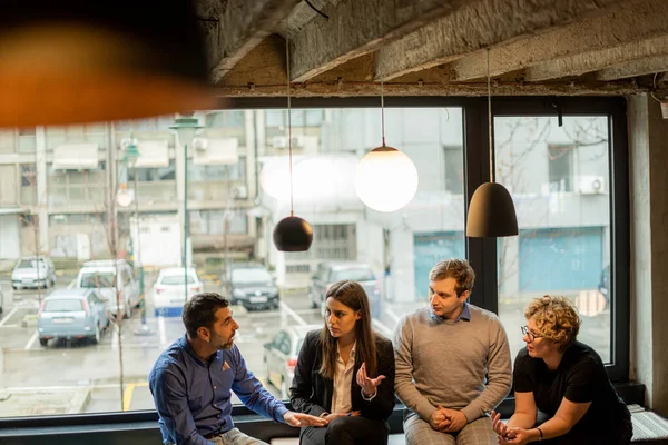 Grupo Gente Negocios Increíbles Están Hablando Algo Serio Café Mientras —  Fotos de Stock