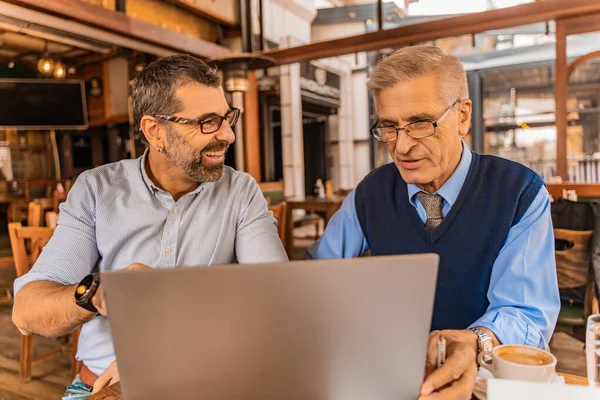 Zwei Hochrangige Geschäftsleute Diskutieren Und Schauen Sich Ihre Ideen Gemeinsam — Stockfoto