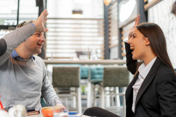 Twee Geweldige Mooie Jonge Zakenmensen Geven Elkaar Een High Five — Stockfoto