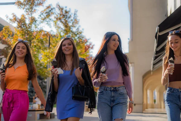 Quatro Garotas Incríveis Estão Sorrindo Andando Juntas Enquanto Desfrutam Sorvete — Fotografia de Stock