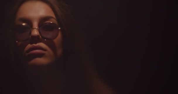 Piękna Dziewczyna Okularach Przeciwsłonecznych Odizolowana Zwolniony Ruch Strzał Bliska Płytka — Wideo stockowe
