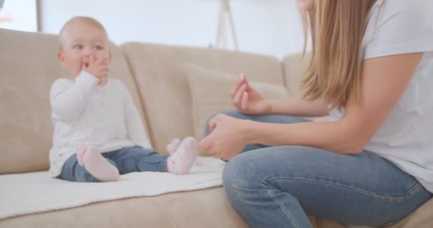 Junge Mutter Massiert Ihrem Baby Die Füße — Stockvideo