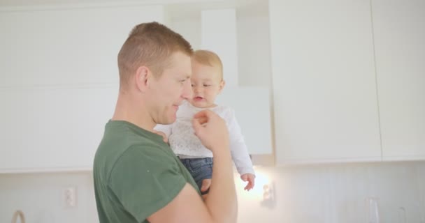 Mamman Lagar Mat Bakgrunden När Pappan Tar Hand Barnen — Stockvideo