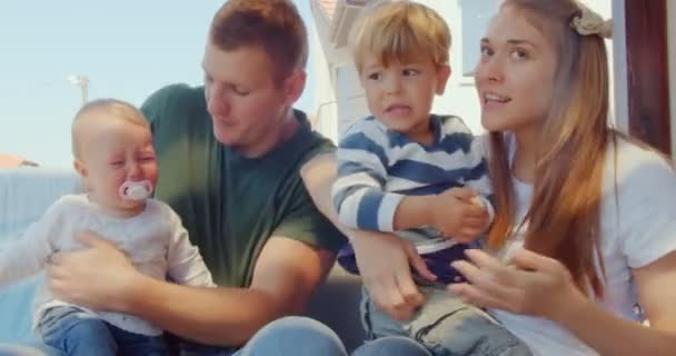 Gyönyörű Gondoskodó Szülők Próbálják Megnevettetni Gyerekeiket Miközben Játszanak Velük — Stock videók